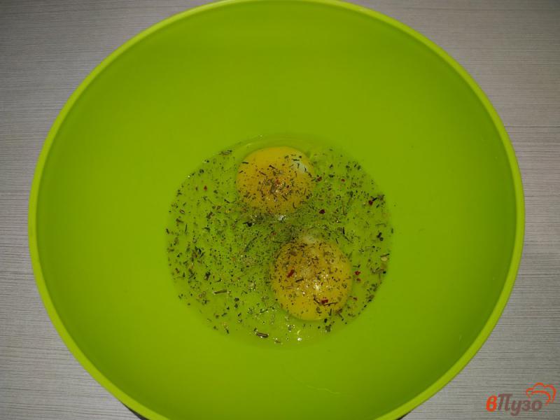 Фото приготовление рецепта: Паровый омлет с фетой и итальянскими травами шаг №1