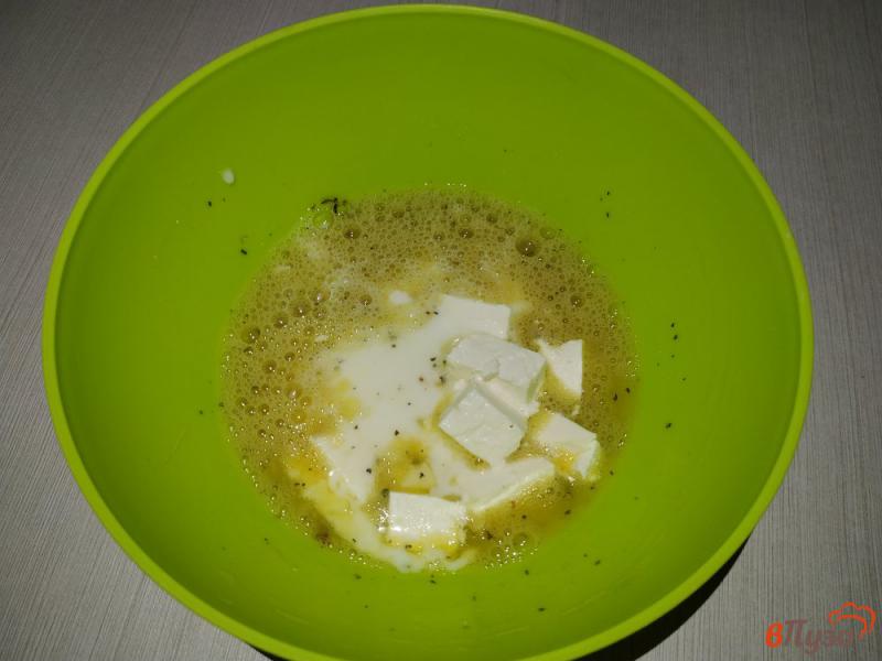 Фото приготовление рецепта: Паровый омлет с фетой и итальянскими травами шаг №2