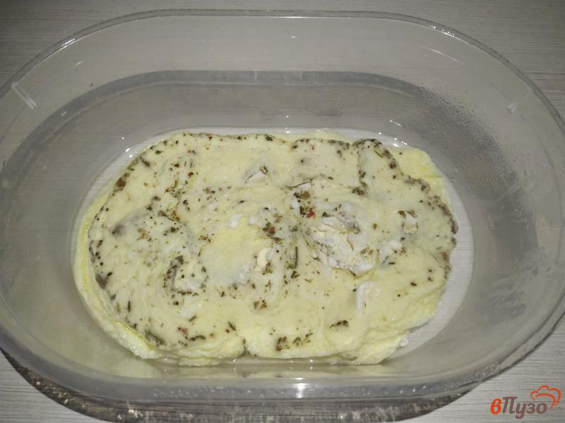 Фото приготовление рецепта: Паровый омлет с фетой и итальянскими травами шаг №5