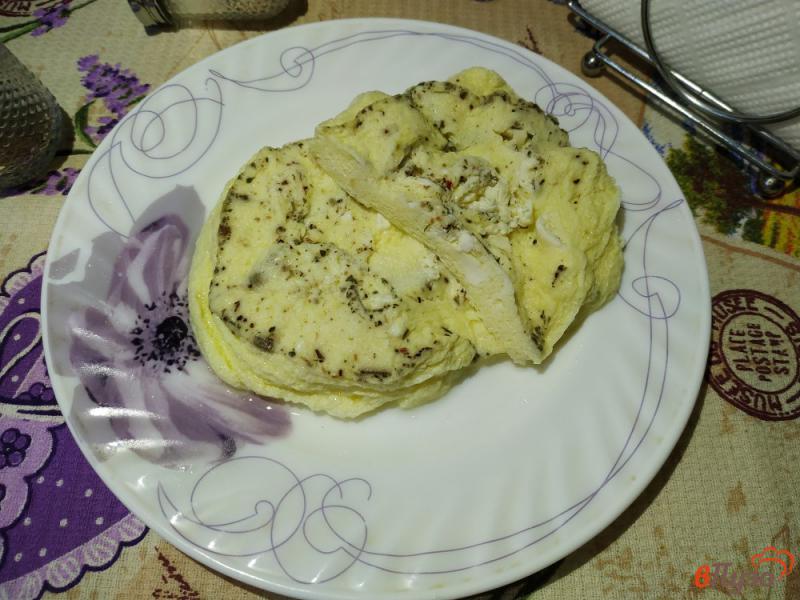 Фото приготовление рецепта: Паровый омлет с фетой и итальянскими травами шаг №6