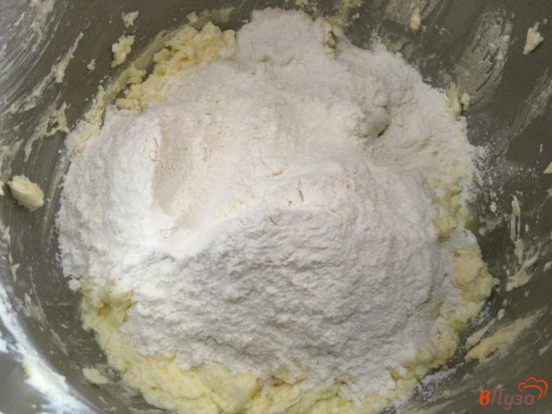 Фото приготовление рецепта: Перевернутый пирог с карамелизированными сливами шаг №2