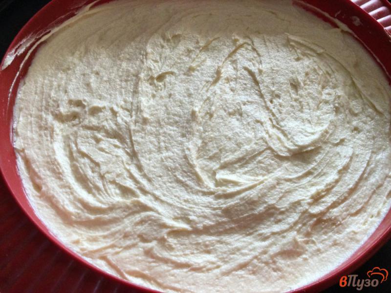 Фото приготовление рецепта: Перевернутый пирог с карамелизированными сливами шаг №7