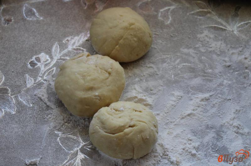 Фото приготовление рецепта: Сладкие духовые пирожки со сливами шаг №4