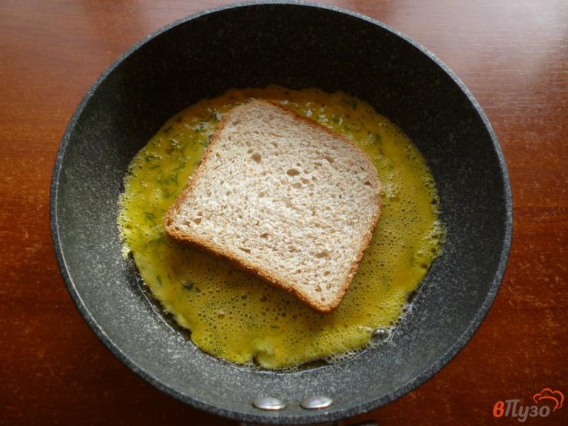 Фото приготовление рецепта: Горячий бутерброд с омлетом шаг №2