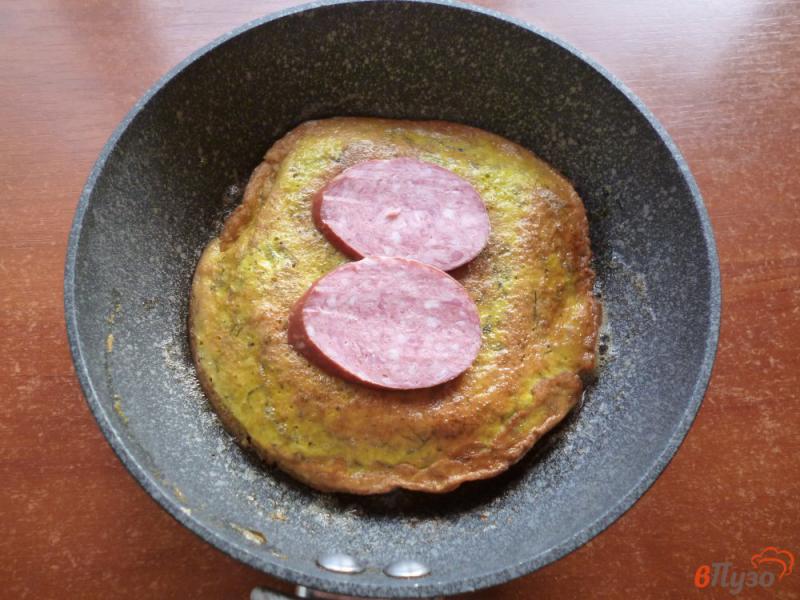 Фото приготовление рецепта: Горячий бутерброд с омлетом шаг №3