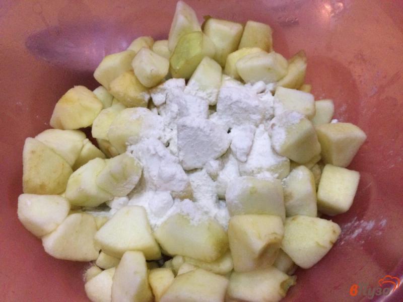 Фото приготовление рецепта: Яблочный пирог со штрейзелем шаг №4