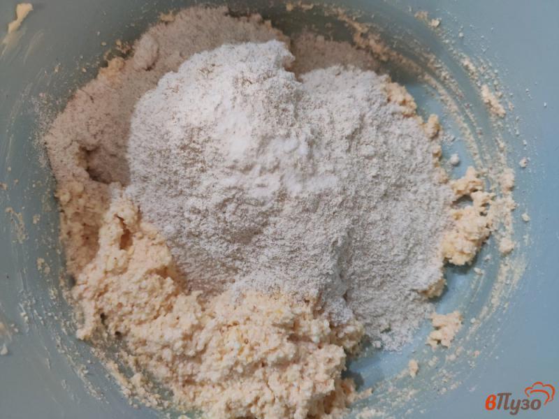 Фото приготовление рецепта: Соленое творожное печенье с кунжутом шаг №4