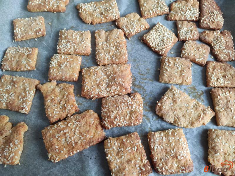 Фото приготовление рецепта: Соленое творожное печенье с кунжутом шаг №10