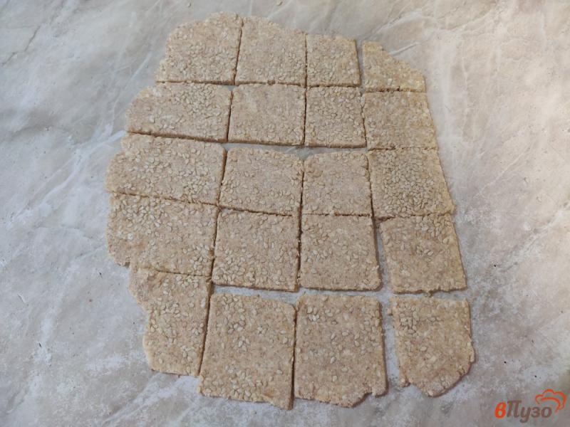 Фото приготовление рецепта: Соленое творожное печенье с кунжутом шаг №8