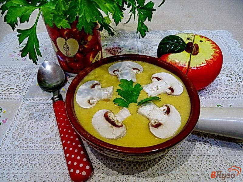 Фото приготовление рецепта: Крем суп с грибами тыквой и сливками шаг №8