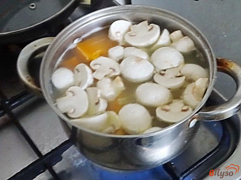 Фото приготовление рецепта: Крем суп с грибами тыквой и сливками шаг №6