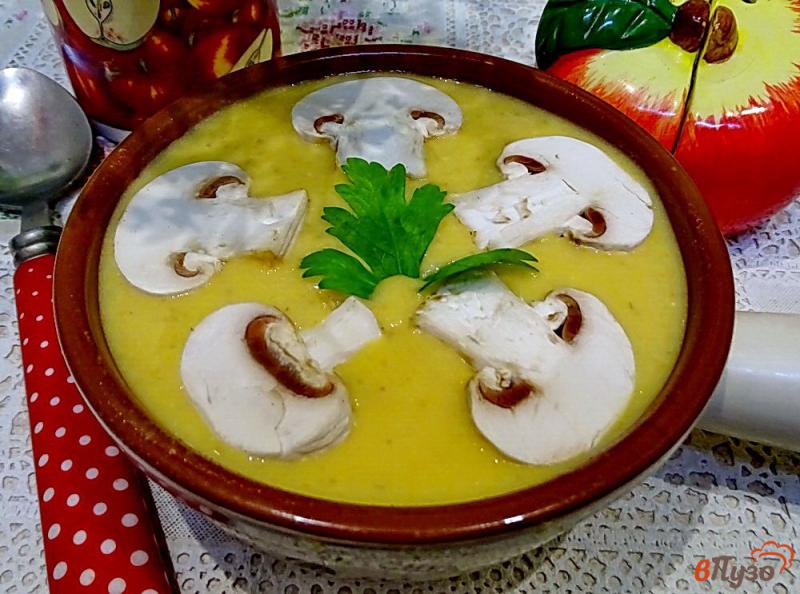 Фото приготовление рецепта: Крем суп с грибами тыквой и сливками шаг №9