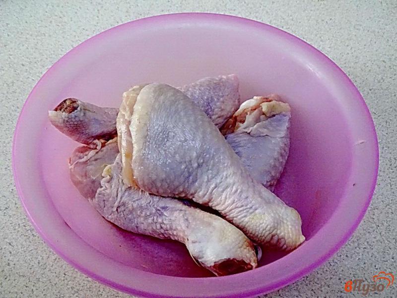 Фото приготовление рецепта: Картофель тушёный с куриными голенями и вешенками шаг №1