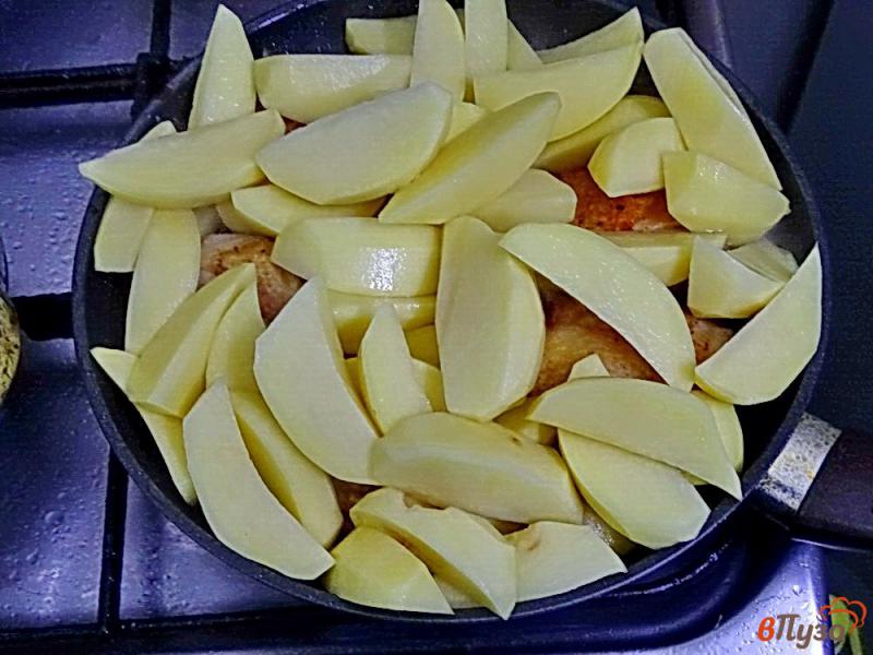 Фото приготовление рецепта: Картофель тушёный с куриными голенями и вешенками шаг №5