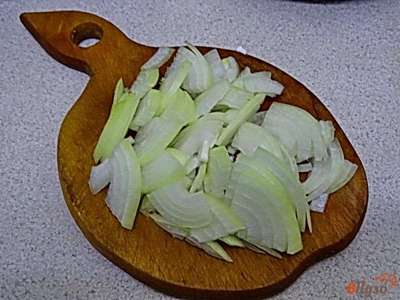 Фото приготовление рецепта: Картофель тушёный с куриными голенями и вешенками шаг №6