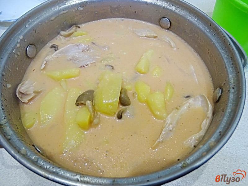 Фото приготовление рецепта: Картофель тушёный с куриными голенями и вешенками шаг №11