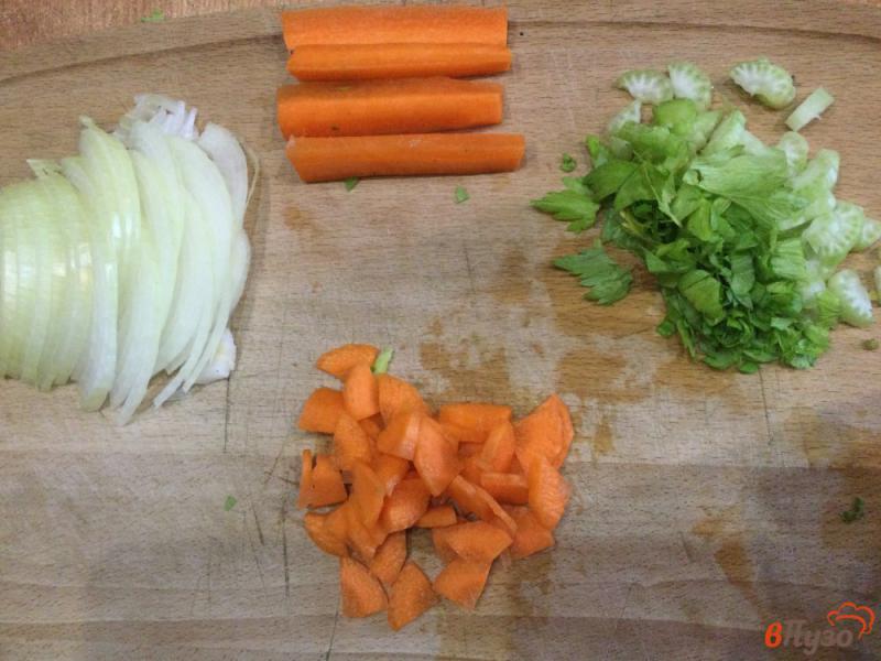 Фото приготовление рецепта: Форель запеченная с сельдереем и морковью шаг №3