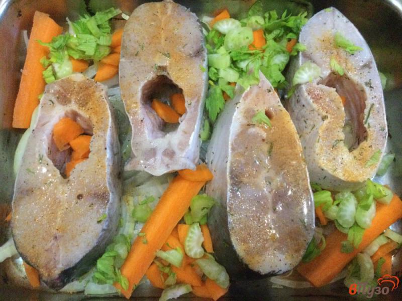 Фото приготовление рецепта: Форель запеченная с сельдереем и морковью шаг №6