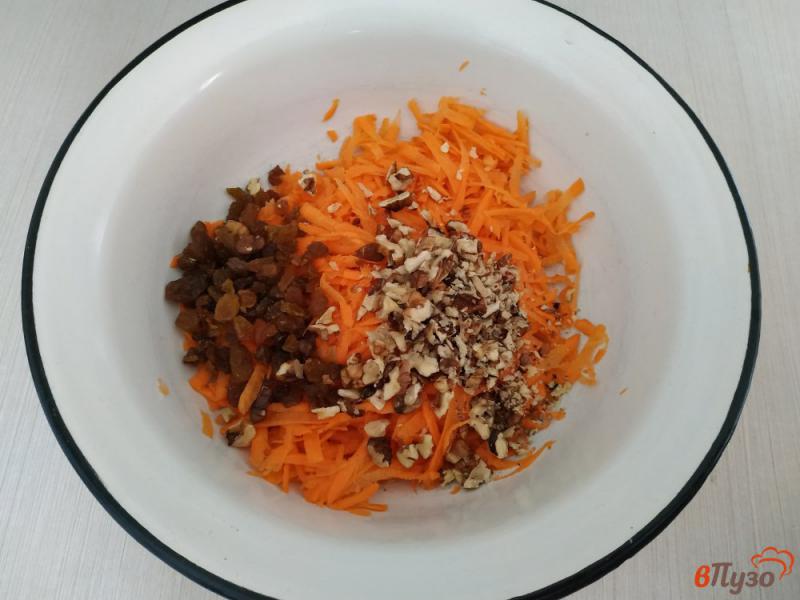 Фото приготовление рецепта: Морковные котлеты с грецкими орехами и изюмом шаг №3