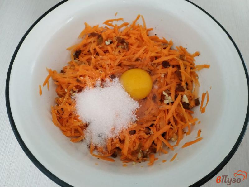 Фото приготовление рецепта: Морковные котлеты с грецкими орехами и изюмом шаг №4