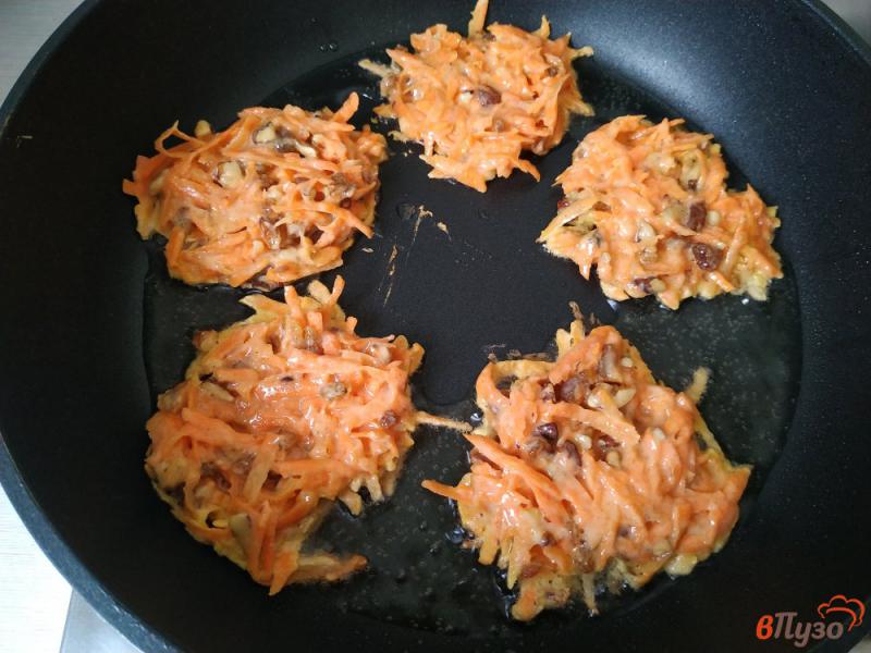 Фото приготовление рецепта: Морковные котлеты с грецкими орехами и изюмом шаг №6