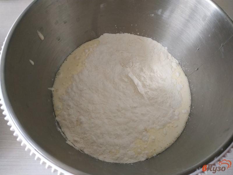Фото приготовление рецепта: Бисквитное пирожное с клубничным кремом шаг №3