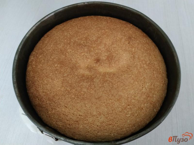 Фото приготовление рецепта: Бисквитное пирожное с клубничным кремом шаг №6