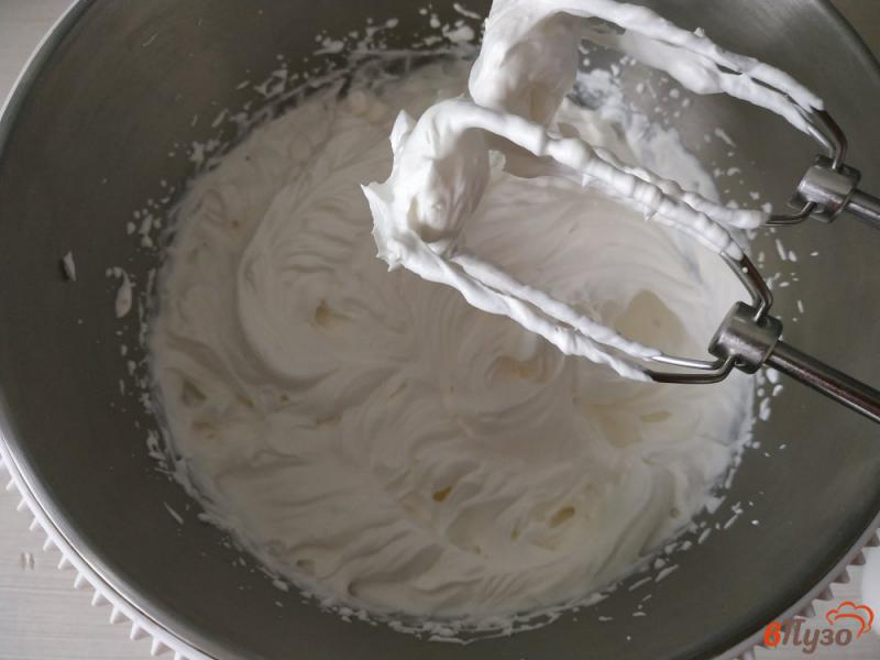 Фото приготовление рецепта: Бисквитное пирожное с клубничным кремом шаг №8