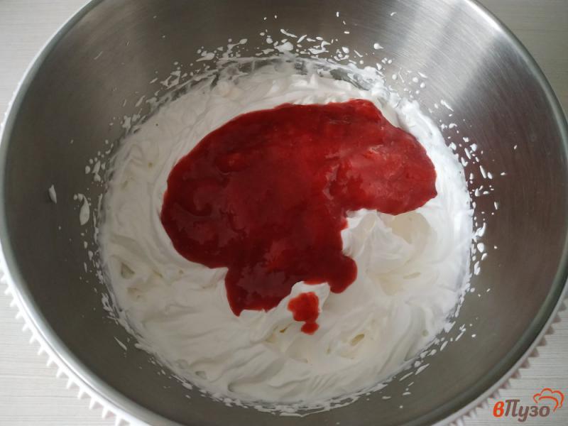 Фото приготовление рецепта: Бисквитное пирожное с клубничным кремом шаг №9