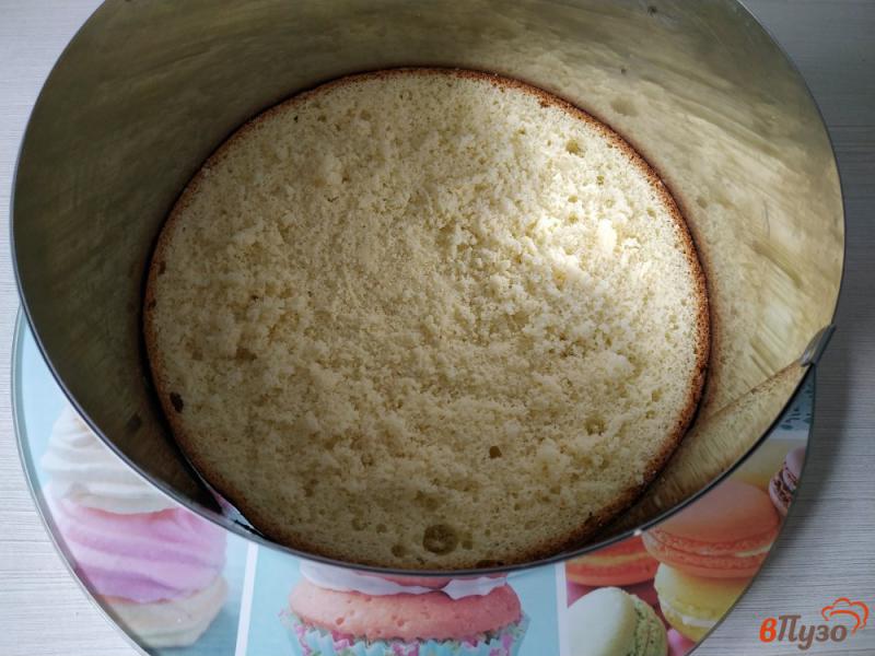 Фото приготовление рецепта: Бисквитное пирожное с клубничным кремом шаг №11