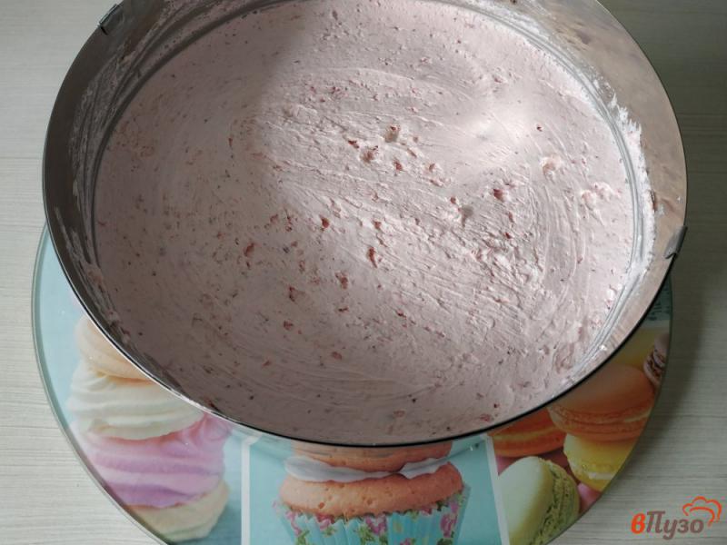 Фото приготовление рецепта: Бисквитное пирожное с клубничным кремом шаг №12