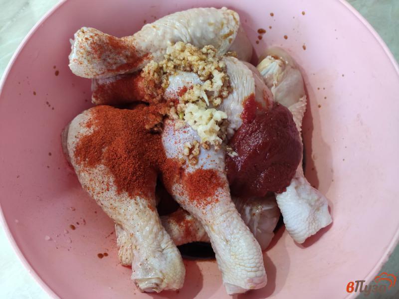 Фото приготовление рецепта: Куриные голени в соевом соусе и томатной пасте с картофелем шаг №1