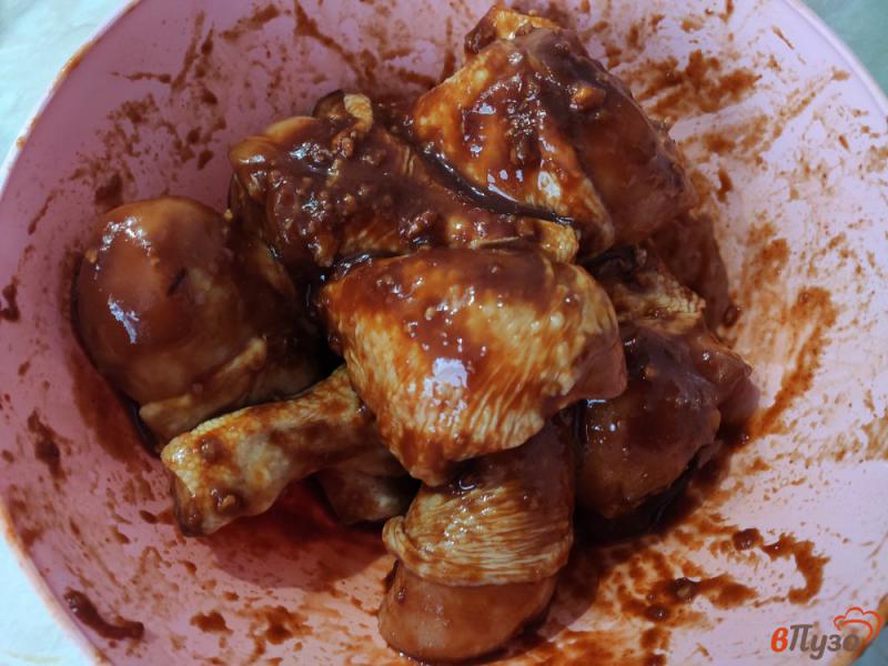 Фото приготовление рецепта: Куриные голени в соевом соусе и томатной пасте с картофелем шаг №2