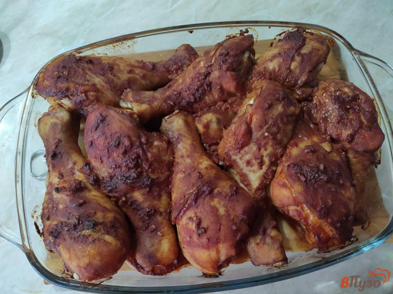 Фото приготовление рецепта: Куриные голени в соевом соусе и томатной пасте с картофелем шаг №6