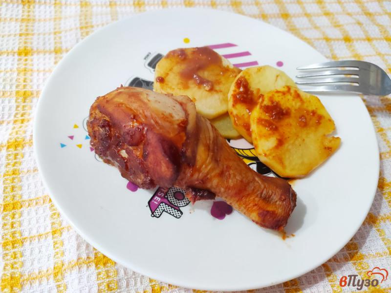 Фото приготовление рецепта: Куриные голени в соевом соусе и томатной пасте с картофелем шаг №7