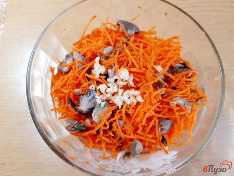 Фото приготовление рецепта: Морковь по-корейски с вешенками шаг №4