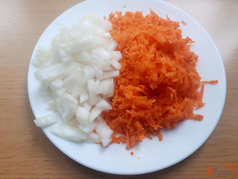 Фото приготовление рецепта: Рис с морковью луком и курицей шаг №2