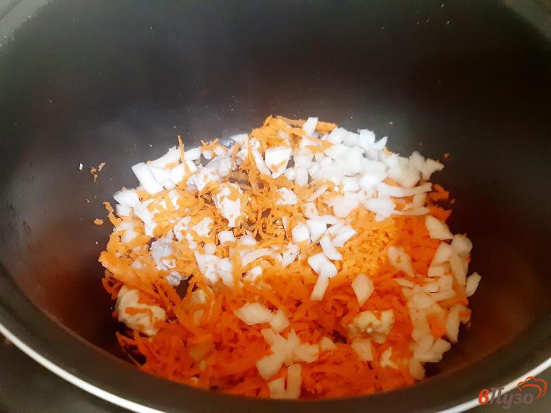 Фото приготовление рецепта: Рис с морковью луком и курицей шаг №4