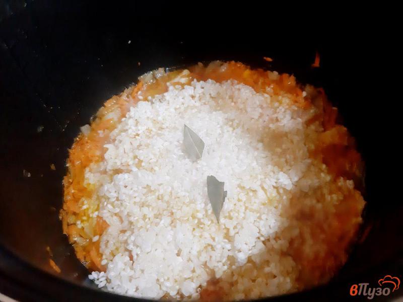 Фото приготовление рецепта: Рис с морковью луком и курицей шаг №7
