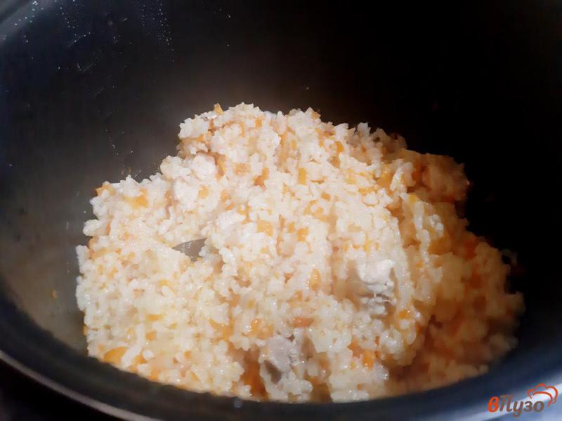 Фото приготовление рецепта: Рис с морковью луком и курицей шаг №9