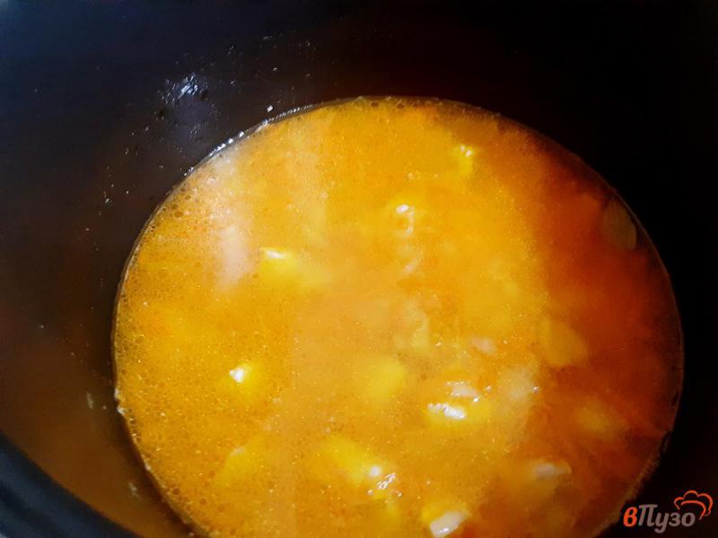 Фото приготовление рецепта: Рис с морковью луком и курицей шаг №8