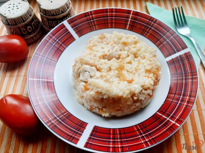 Фото приготовление рецепта: Рис с морковью луком и курицей шаг №10