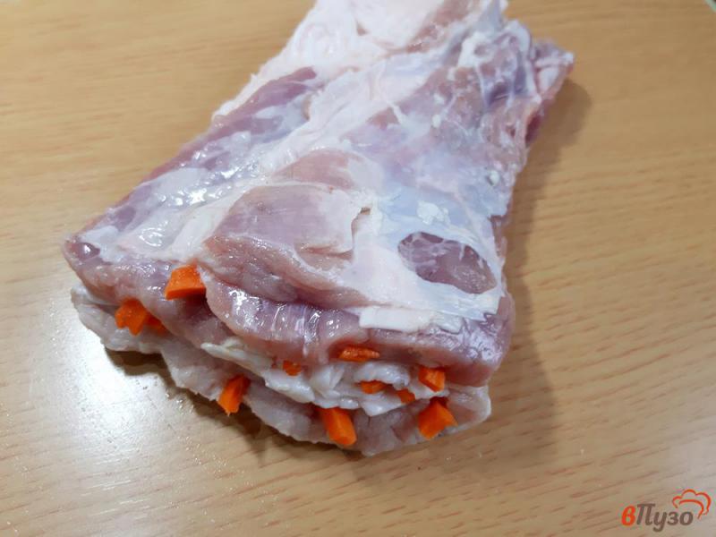 Фото приготовление рецепта: Рулет из свиной пашины фаршированный морковью шаг №3