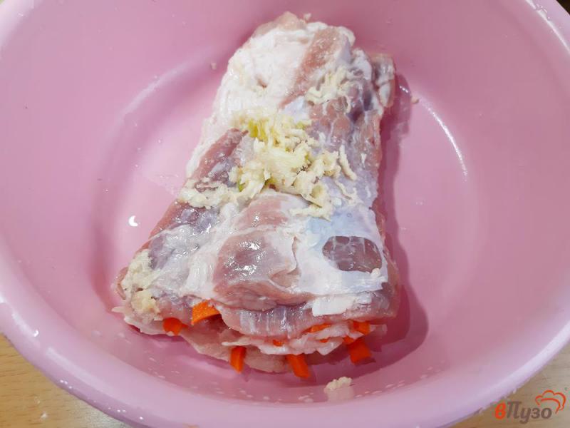 Фото приготовление рецепта: Рулет из свиной пашины фаршированный морковью шаг №4