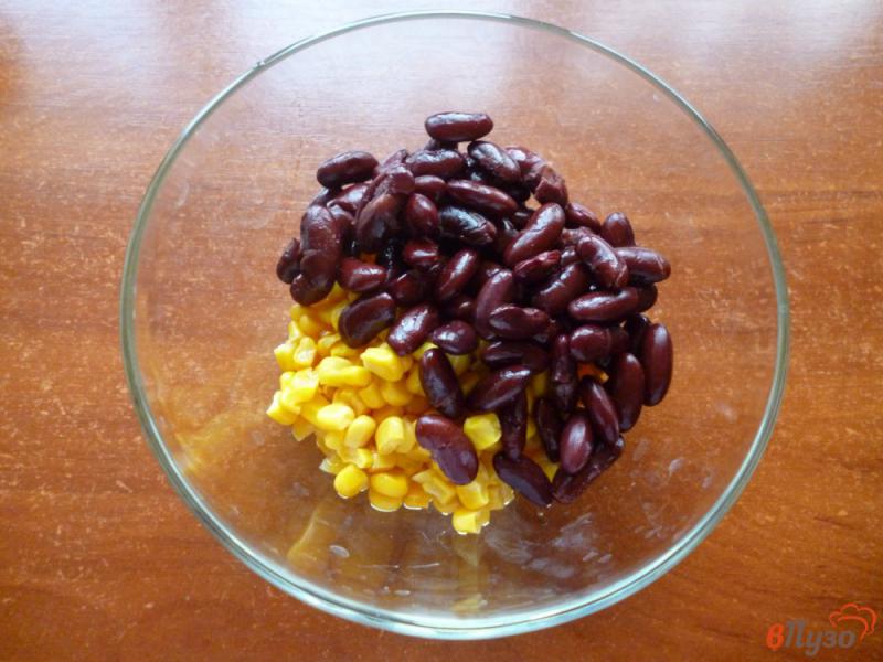 Фото приготовление рецепта: Салат из кукурузы и фасоли шаг №2