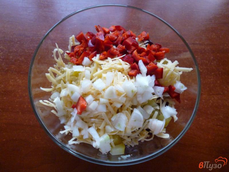Фото приготовление рецепта: Салат из кукурузы и фасоли шаг №5