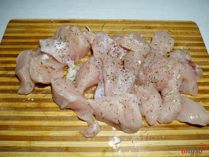 Фото приготовление рецепта: Салат с куриного филе яиц и огурцов шаг №1