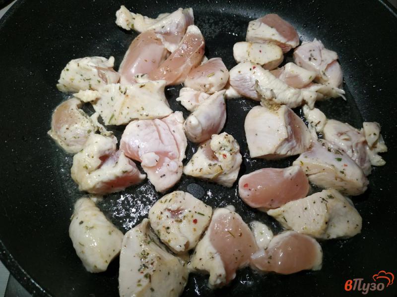 Фото приготовление рецепта: Салат с куриного филе яиц и огурцов шаг №2