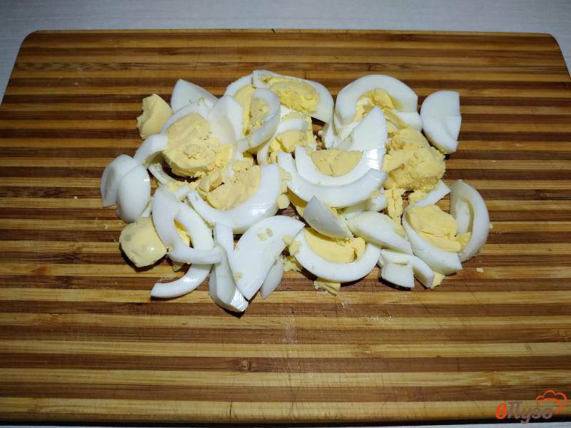 Фото приготовление рецепта: Салат с куриного филе яиц и огурцов шаг №4