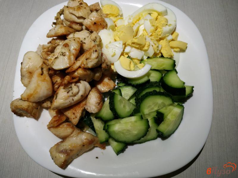 Фото приготовление рецепта: Салат с куриного филе яиц и огурцов шаг №5